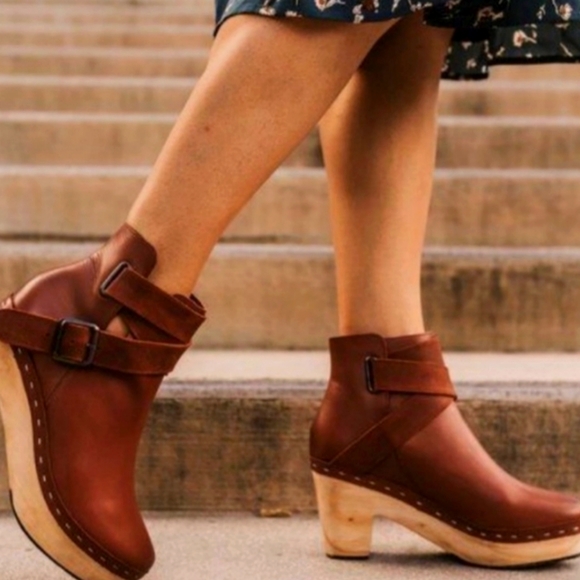 Free People Shoes - Free People Bungalow Clogs sz 39